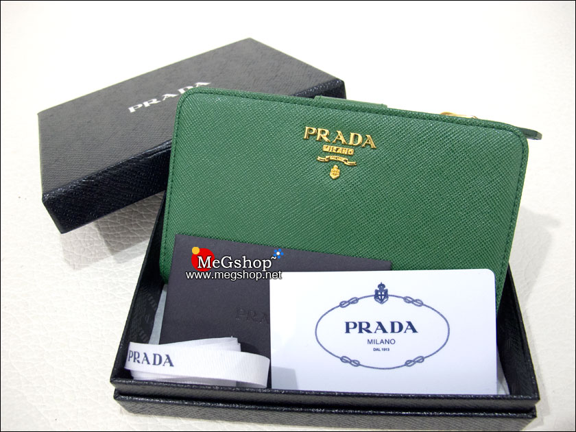 Prada compact wallet size15cm. สีเขียว มือสองสภาพดีค่ะ